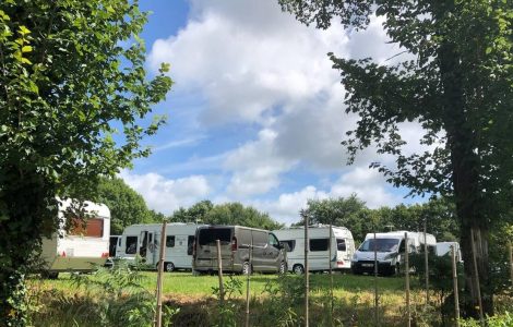Pollution, exclusion : des conditions de vie « indignes » pour les gens du voyage selon un rapport
