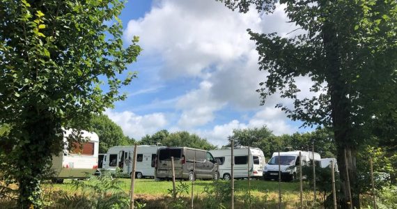 Pollution, exclusion : des conditions de vie « indignes » pour les gens du voyage selon un rapport