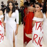 New York : l’égérie de la gauche américaine Alexandria Ocasio-Cortez s’affiche avec une robe « Taxez les riches » au Met Gala, un évènement mondain dont le ticket d’entrée est de 30.000 $