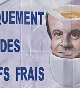Après avoir représenté Emmanuel Macron en Hitler et en slip kangourou, l'afficheur Varois récidive et grime le président ... en tête d'oeuf!