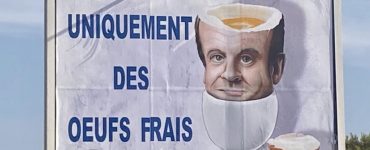 Après avoir représenté Emmanuel Macron en Hitler et en slip kangourou, l'afficheur Varois récidive et grime le président ... en tête d'oeuf!