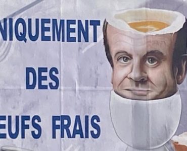 Après avoir représenté Emmanuel Macron en Hitler et en slip kangourou, l'afficheur Varois récidive et grime le président ... en tête d'oeuf!
