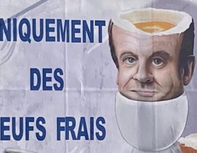 Après avoir représenté Emmanuel Macron en Hitler et en slip kangourou, l'afficheur Varois récidive et grime le président ... en tête d'oeuf!