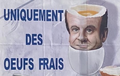 Après avoir représenté Emmanuel Macron en Hitler et en slip kangourou, l'afficheur Varois récidive et grime le président ... en tête d'oeuf!