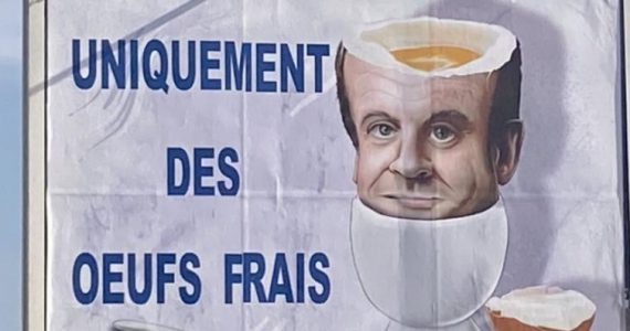 Après avoir représenté Emmanuel Macron en Hitler et en slip kangourou, l'afficheur Varois récidive et grime le président ... en tête d'oeuf!