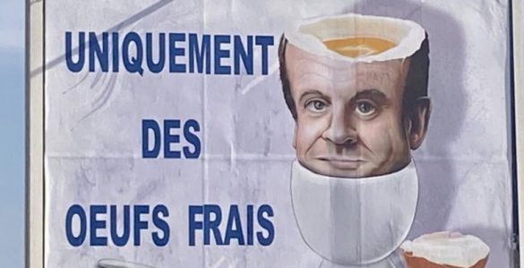 Après avoir représenté Emmanuel Macron en Hitler et en slip kangourou, l'afficheur Varois récidive et grime le président ... en tête d'oeuf!