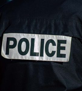 Saint-Fons : Une vingtaine d’individus encerclent et agressent les policiers pour libérer un suspect
