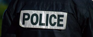 Saint-Fons : Une vingtaine d’individus encerclent et agressent les policiers pour libérer un suspect