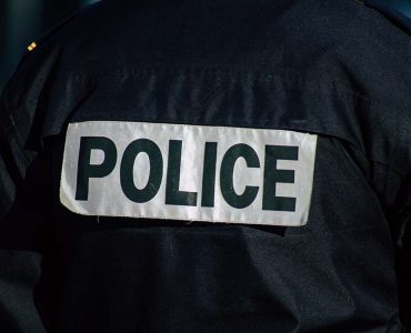 Saint-Fons : Une vingtaine d’individus encerclent et agressent les policiers pour libérer un suspect