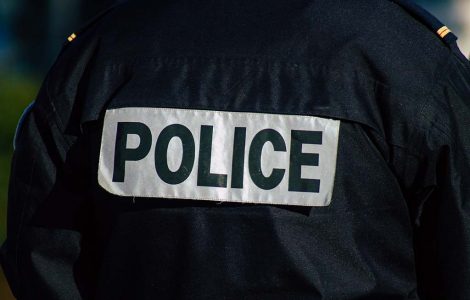 Saint-Fons : Une vingtaine d’individus encerclent et agressent les policiers pour libérer un suspect