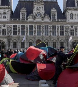 Paris : le parvis de l'Hôtel de Ville occupé par des exilés sans-abri