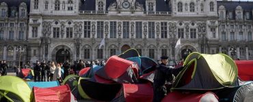 Paris : le parvis de l'Hôtel de Ville occupé par des exilés sans-abri