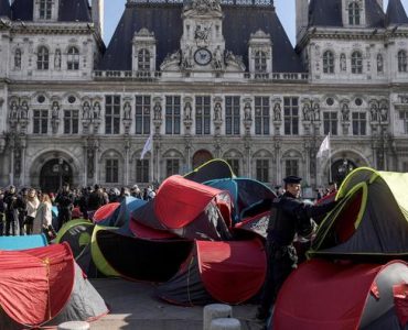 Paris : le parvis de l'Hôtel de Ville occupé par des exilés sans-abri