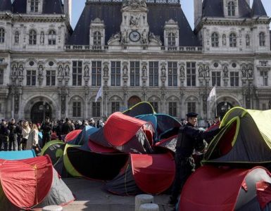 Paris : le parvis de l'Hôtel de Ville occupé par des exilés sans-abri