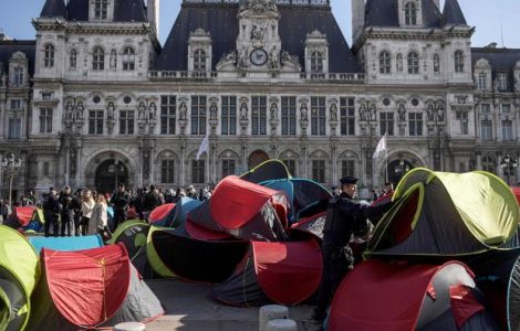 Paris : le parvis de l'Hôtel de Ville occupé par des exilés sans-abri