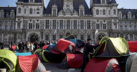 Paris : le parvis de l'Hôtel de Ville occupé par des exilés sans-abri
