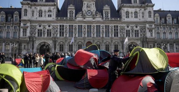 Paris : le parvis de l'Hôtel de Ville occupé par des exilés sans-abri