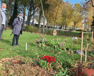 Cercueils non polluants, prairie naturelle, vêtements en coton, lin... : Paris lance ses cimetières écolos
