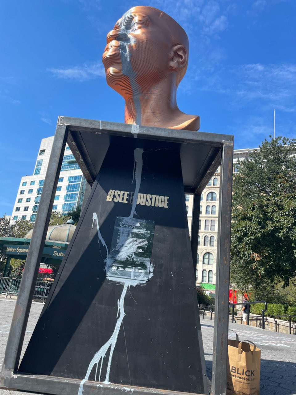 Une statue honorant Floyd à New York a de nouveau été vandalisée