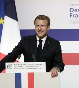 Macron a changé le bleu du drapeau français