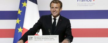 Macron a changé le bleu du drapeau français