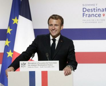Macron a changé le bleu du drapeau français