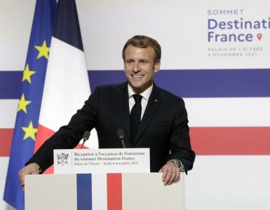 Macron a changé le bleu du drapeau français