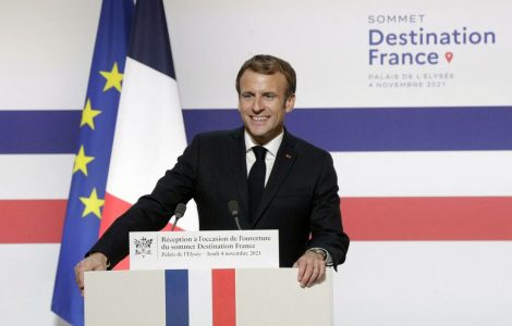 Macron a changé le bleu du drapeau français