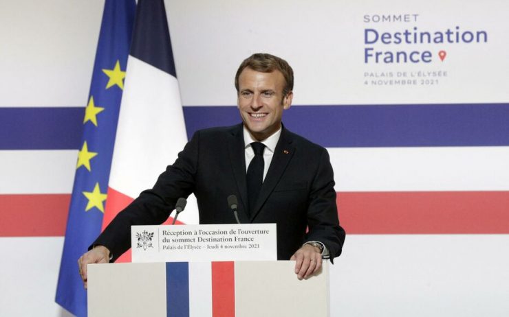 Macron a changé le bleu du drapeau français