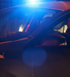 Près de Lyon : armé d'un couteau, il tente de carjacker une voiture de police et crie "Allah Akbar"