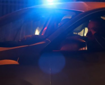 Près de Lyon : armé d'un couteau, il tente de carjacker une voiture de police et crie "Allah Akbar"
