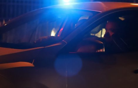 Près de Lyon : armé d'un couteau, il tente de carjacker une voiture de police et crie "Allah Akbar"