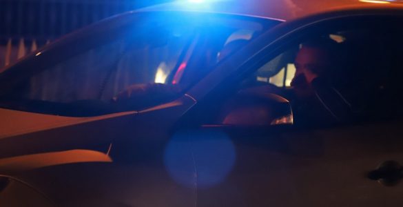 Près de Lyon : armé d'un couteau, il tente de carjacker une voiture de police et crie "Allah Akbar"