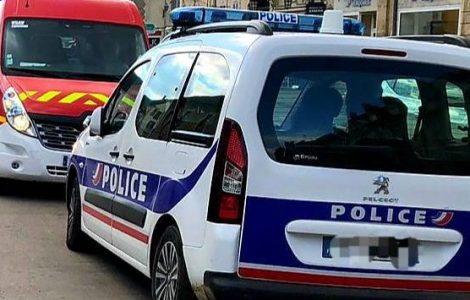 Deux policiers agressés et blessés par un client dans un centre commercial de Mérignac