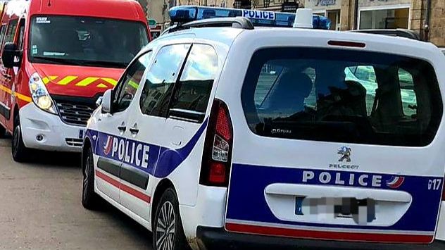 Deux policiers agressés et blessés par un client dans un centre commercial de Mérignac