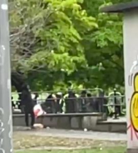 Porte de La Villette - L'équipe de "Morandini Live" prise à partie en direct ce matin par des toxicomanes et cible de jets de bouteilles de verre - VIDEO