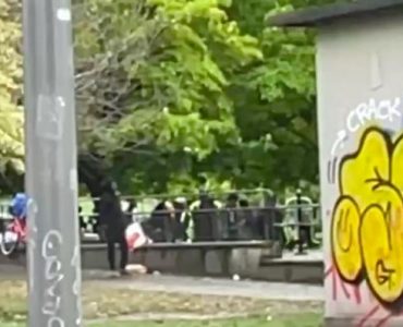 Porte de La Villette - L'équipe de "Morandini Live" prise à partie en direct ce matin par des toxicomanes et cible de jets de bouteilles de verre - VIDEO