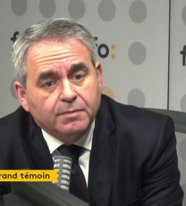 Vidéo Xavier Bertrand propose de laisser les migrants "prendre le ferry" pour "installer un rapport de force" avec Boris Johnson, "irresponsable" répond François Bayrou