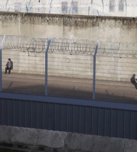 Prison de Lyon-Corbas : les téléphones portables des détenus enfin neutralisés par des brouilleurs d'ondes mi-2022 ?