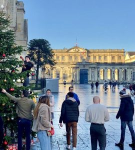 Vidéo. Bordeaux : un « vrai » sapin installé devant la cathédrale