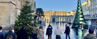 Vidéo. Bordeaux : un « vrai » sapin installé devant la cathédrale
