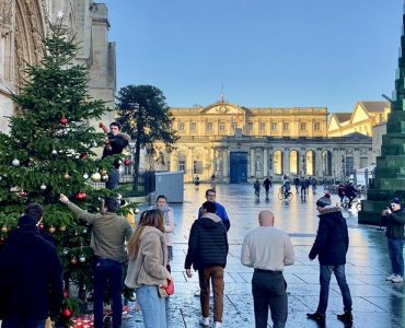 Vidéo. Bordeaux : un « vrai » sapin installé devant la cathédrale