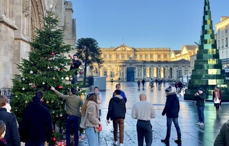 Vidéo. Bordeaux : un « vrai » sapin installé devant la cathédrale