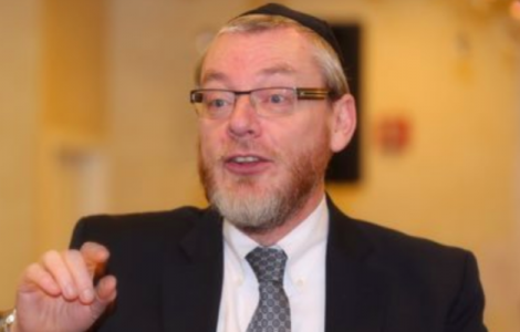 Antisémitisme à Londres : Un rabbin consultant de la BBC démissionne