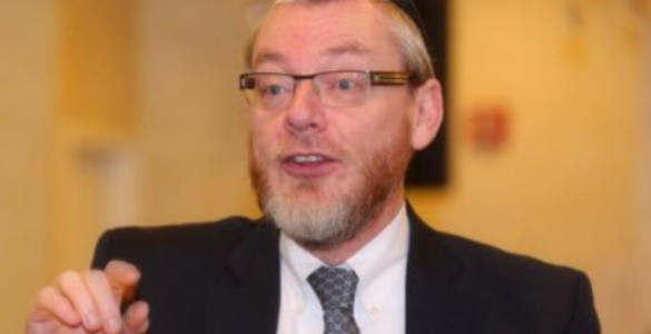 Antisémitisme à Londres : Un rabbin consultant de la BBC démissionne