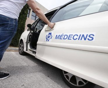 "Il a été projeté à terre et plaqué au sol": un médecin agressé dans la nuit, SOS médecins Toulon suspend ses visites et consultations
