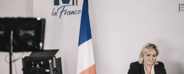 Le Pen renonce à la suppression de la double nationalité, le RN mis devant le fait accompli