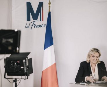 Le Pen renonce à la suppression de la double nationalité, le RN mis devant le fait accompli