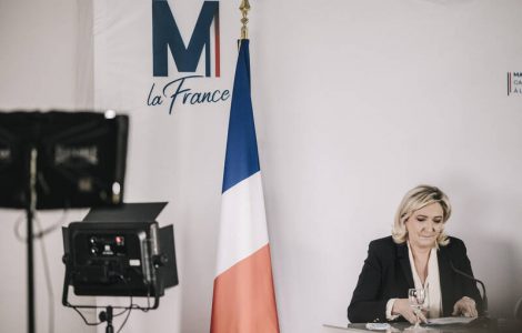 Le Pen renonce à la suppression de la double nationalité, le RN mis devant le fait accompli