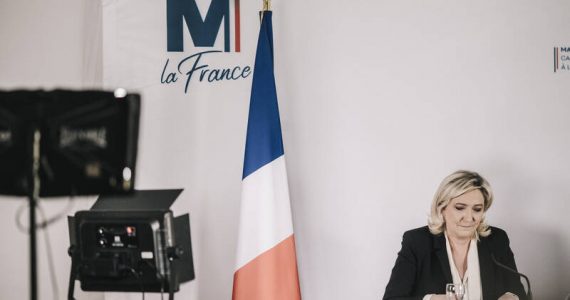 Le Pen renonce à la suppression de la double nationalité, le RN mis devant le fait accompli